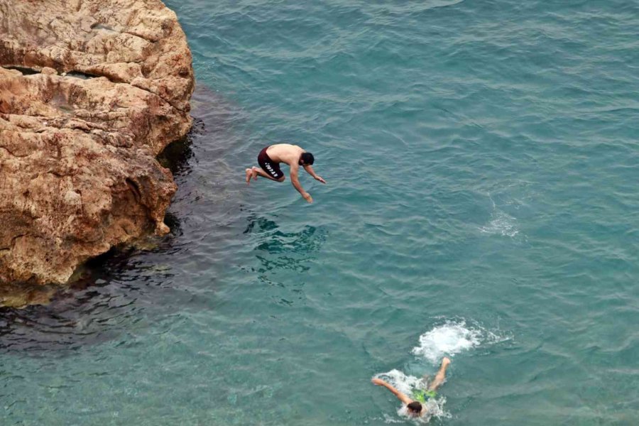 Antalya’nın Dünyaca Ünlü Sahilinde Bayram Yoğunluğu