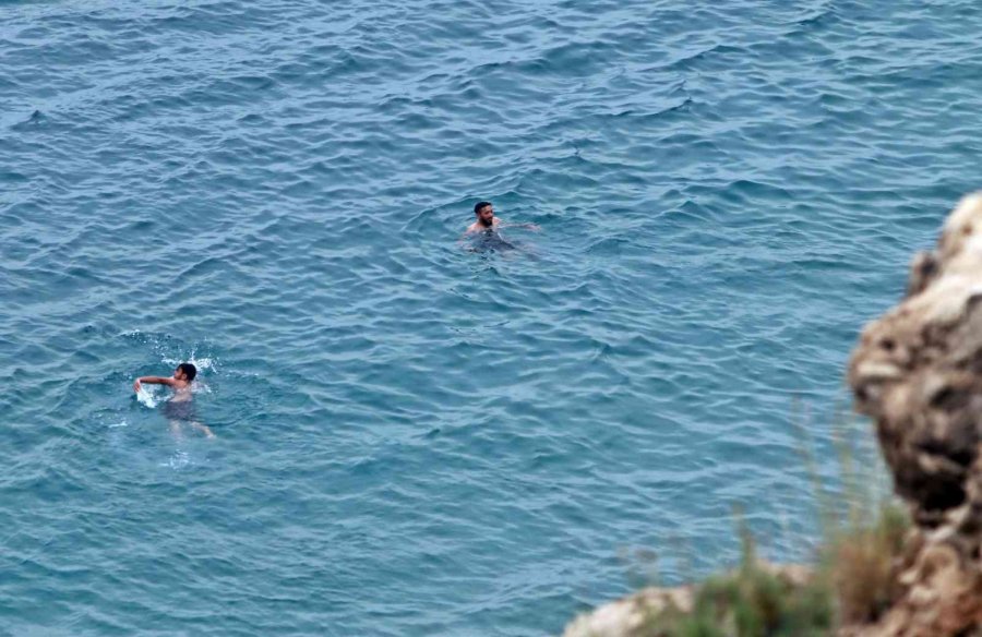 Antalya’nın Dünyaca Ünlü Sahilinde Bayram Yoğunluğu