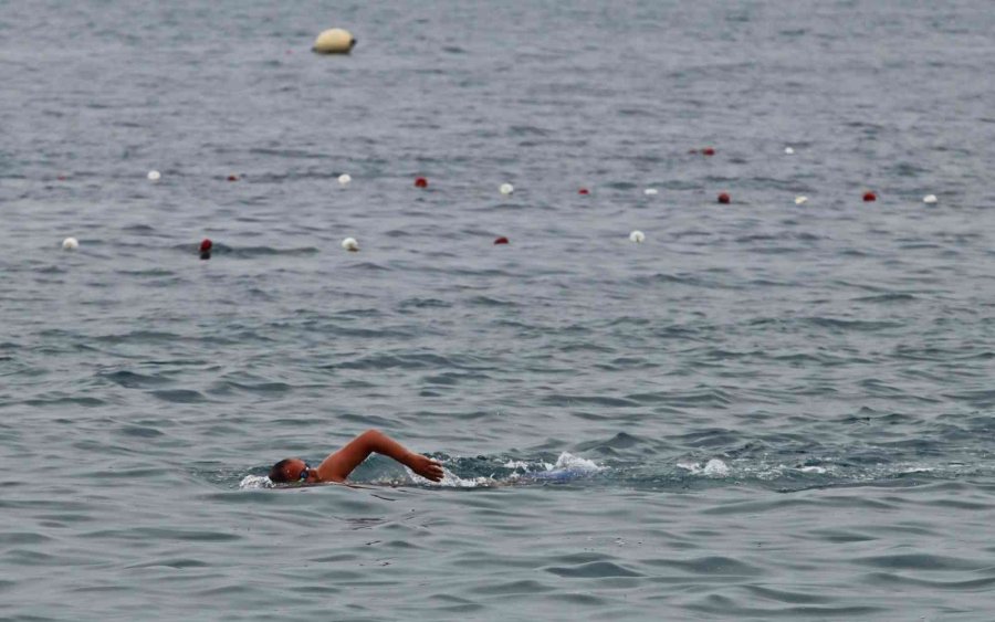 Antalya’nın Dünyaca Ünlü Sahilinde Bayram Yoğunluğu