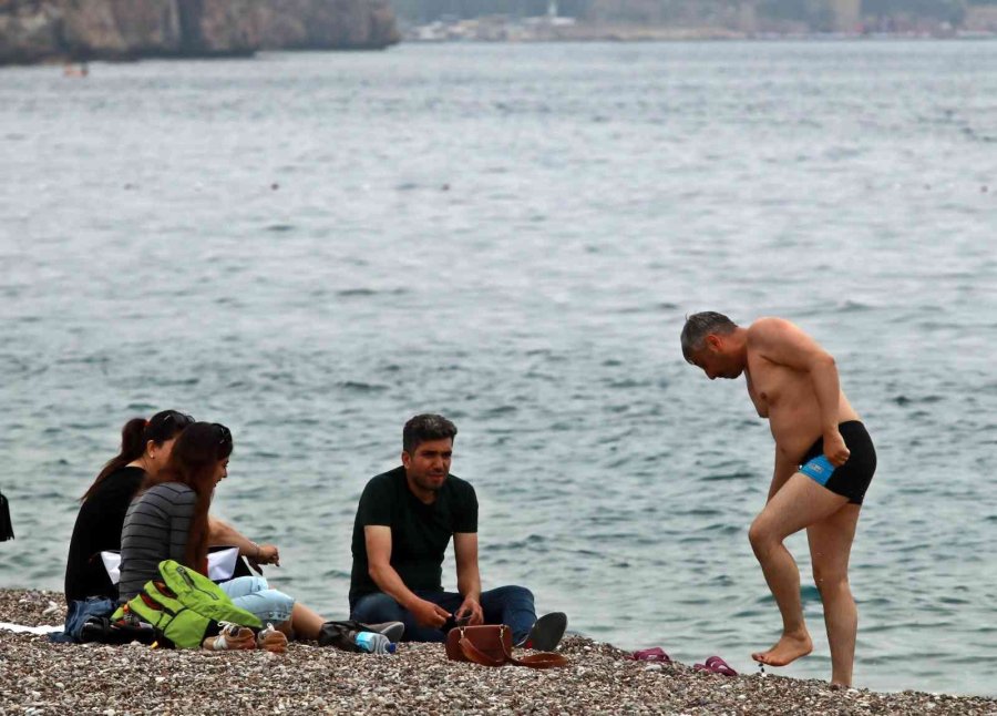Antalya’nın Dünyaca Ünlü Sahilinde Bayram Yoğunluğu