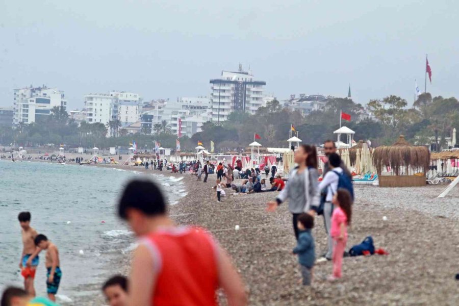 Antalya’nın Dünyaca Ünlü Sahilinde Bayram Yoğunluğu