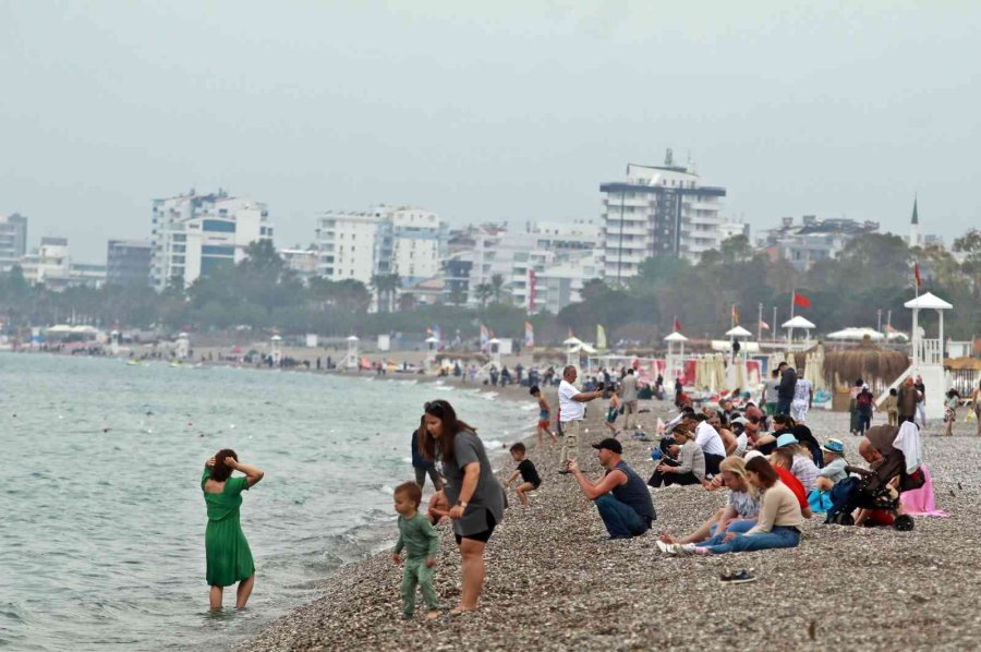 Antalya’nın Dünyaca Ünlü Sahilinde Bayram Yoğunluğu