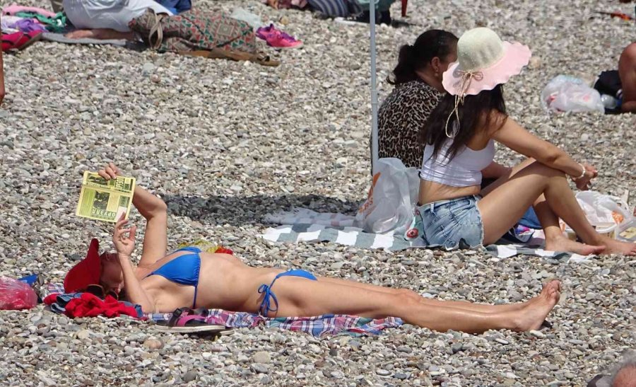 Antalya’da Ramazan Bayramını Fırsat Bilen Dünyaca Ünlü Sahile Koştu