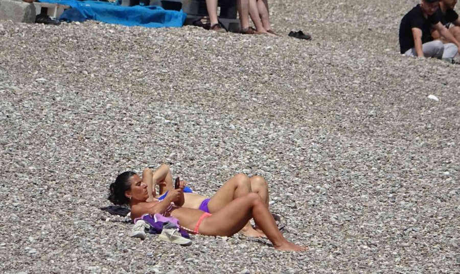 Antalya’da Ramazan Bayramını Fırsat Bilen Dünyaca Ünlü Sahile Koştu