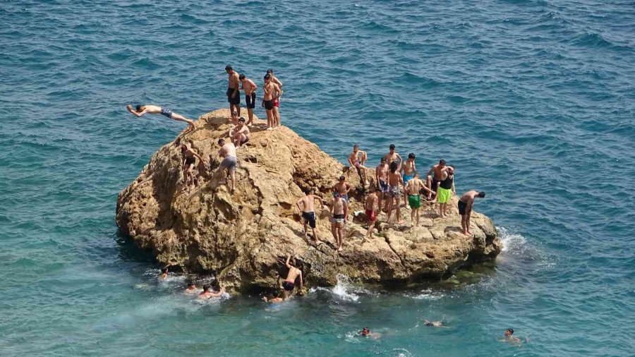 Antalya’da Ramazan Bayramını Fırsat Bilen Dünyaca Ünlü Sahile Koştu