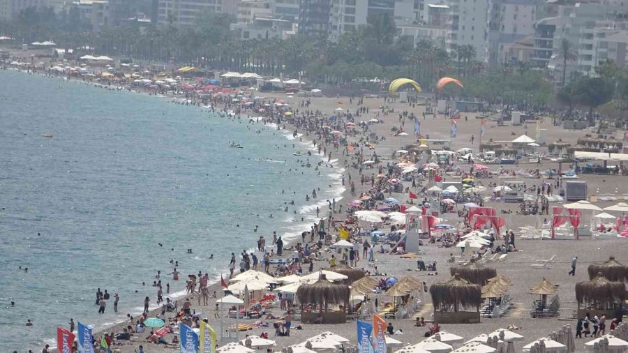 Antalya’da Ramazan Bayramını Fırsat Bilen Dünyaca Ünlü Sahile Koştu