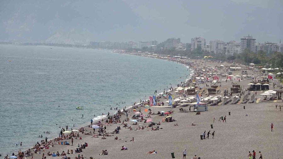 Antalya’da Ramazan Bayramını Fırsat Bilen Dünyaca Ünlü Sahile Koştu