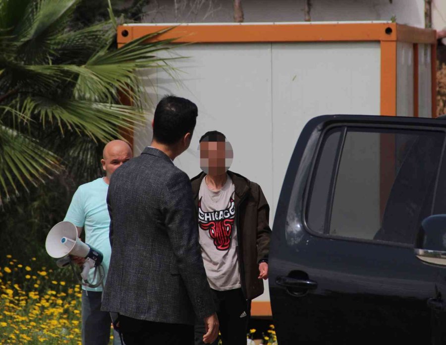 50 Metre Yüksekteki İntihar Teşebbüsü Yavalarını Korumak İsteyen Kargaları Da Harekete Geçirdi