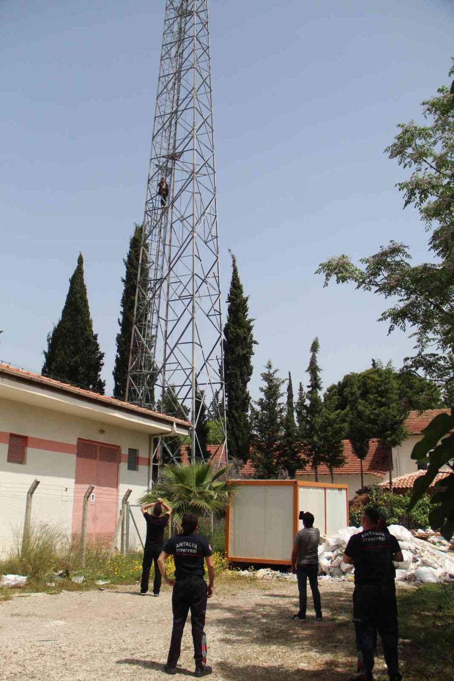 50 Metre Yüksekteki İntihar Teşebbüsü Yavalarını Korumak İsteyen Kargaları Da Harekete Geçirdi