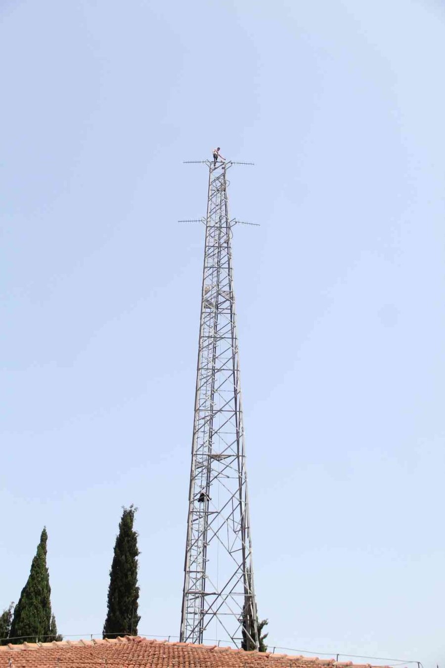 50 Metre Yüksekteki İntihar Teşebbüsü Yavalarını Korumak İsteyen Kargaları Da Harekete Geçirdi