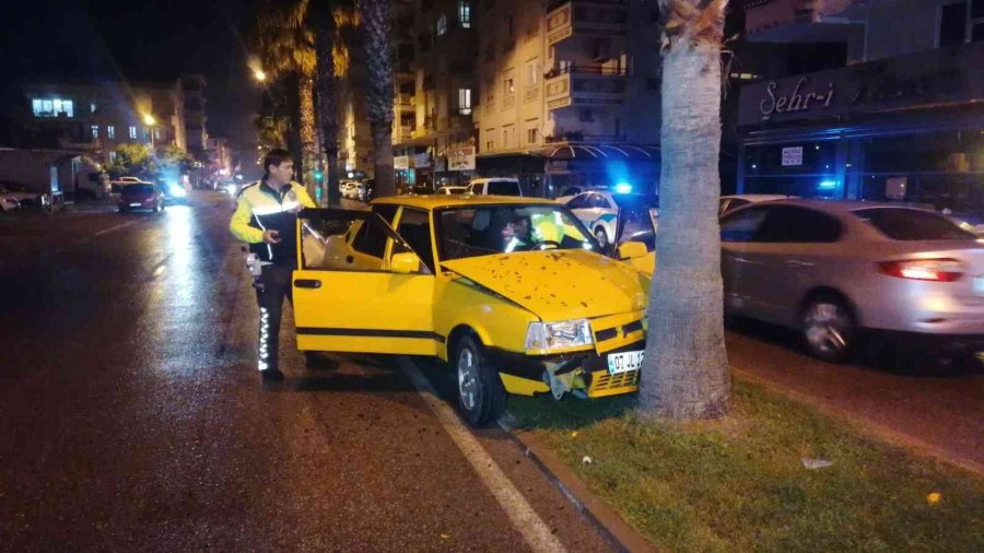 Kaza Yapıp Yaralanan Gençler Otomobili Bırakıp Kaçtı