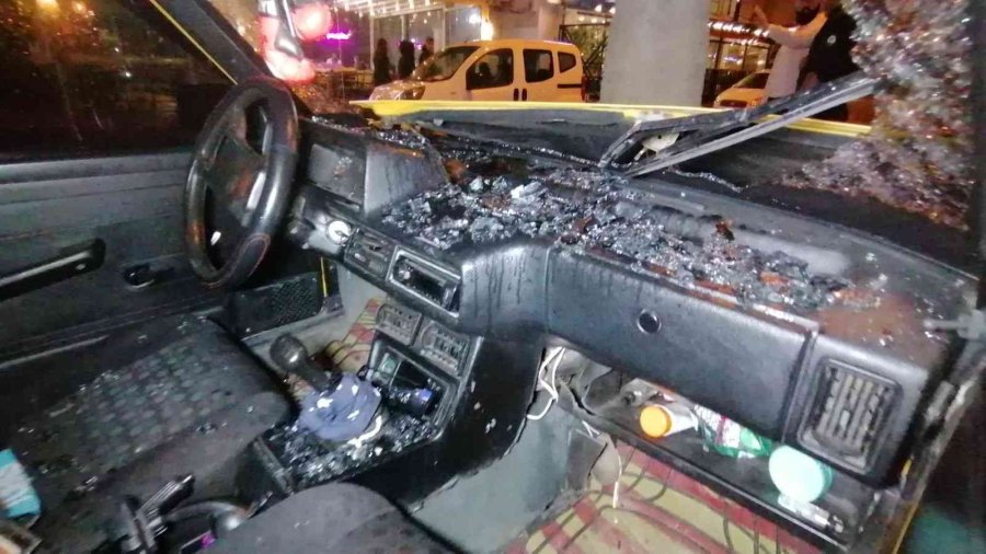 Kaza Yapıp Yaralanan Gençler Otomobili Bırakıp Kaçtı