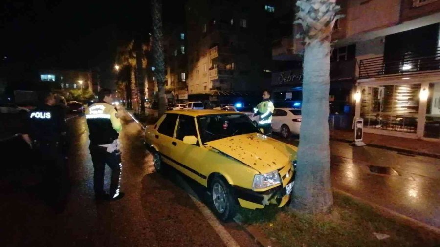 Kaza Yapıp Yaralanan Gençler Otomobili Bırakıp Kaçtı