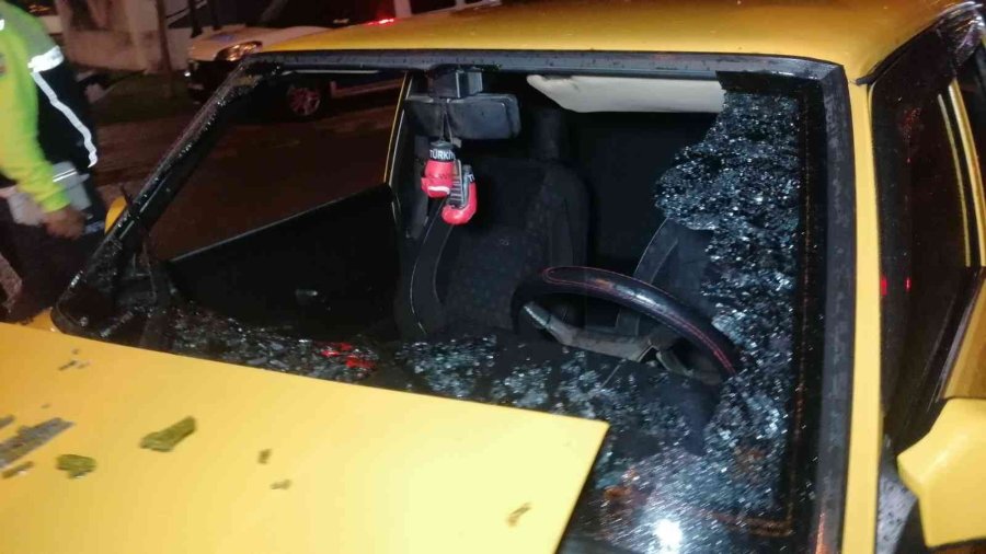 Kaza Yapıp Yaralanan Gençler Otomobili Bırakıp Kaçtı