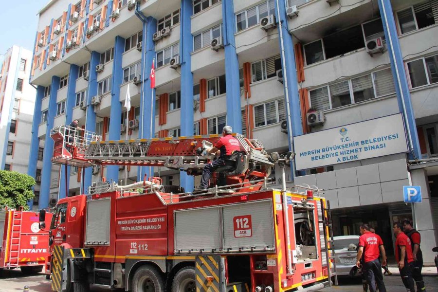 Mersin’de Belediye Binasında Çıkan Yangın Korkuttu