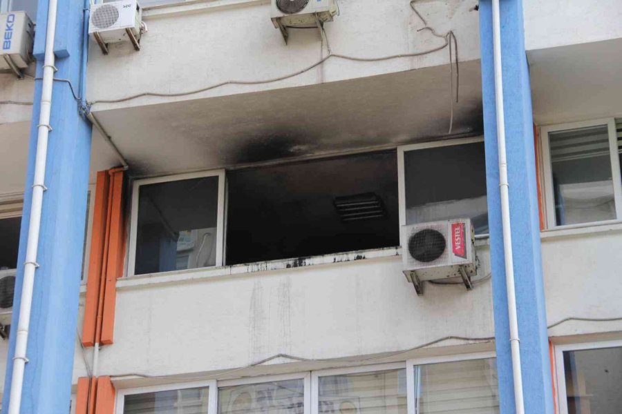 Mersin’de Belediye Binasında Çıkan Yangın Korkuttu