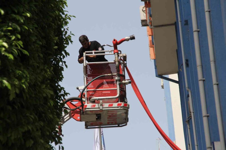 Mersin’de Belediye Binasında Çıkan Yangın Korkuttu