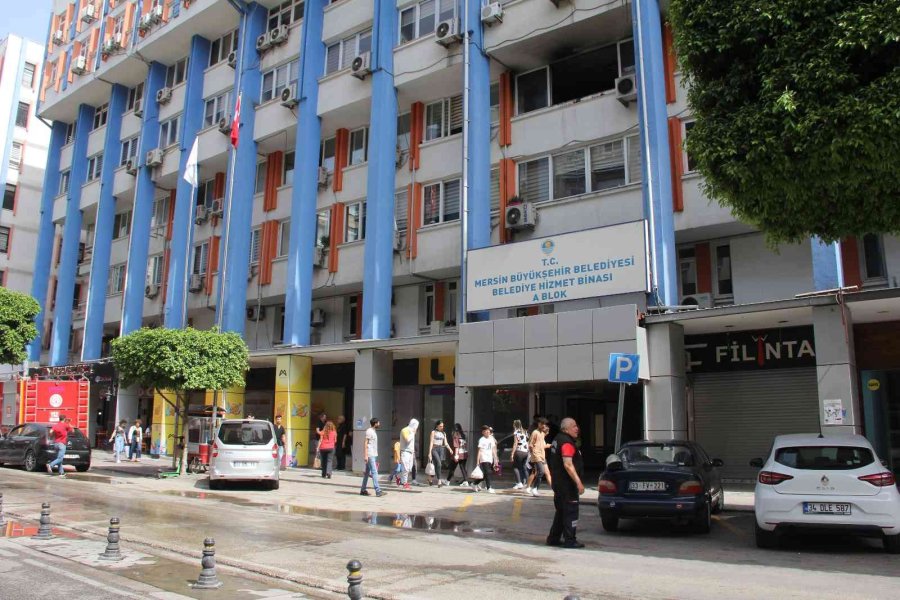Mersin’de Belediye Binasında Çıkan Yangın Korkuttu