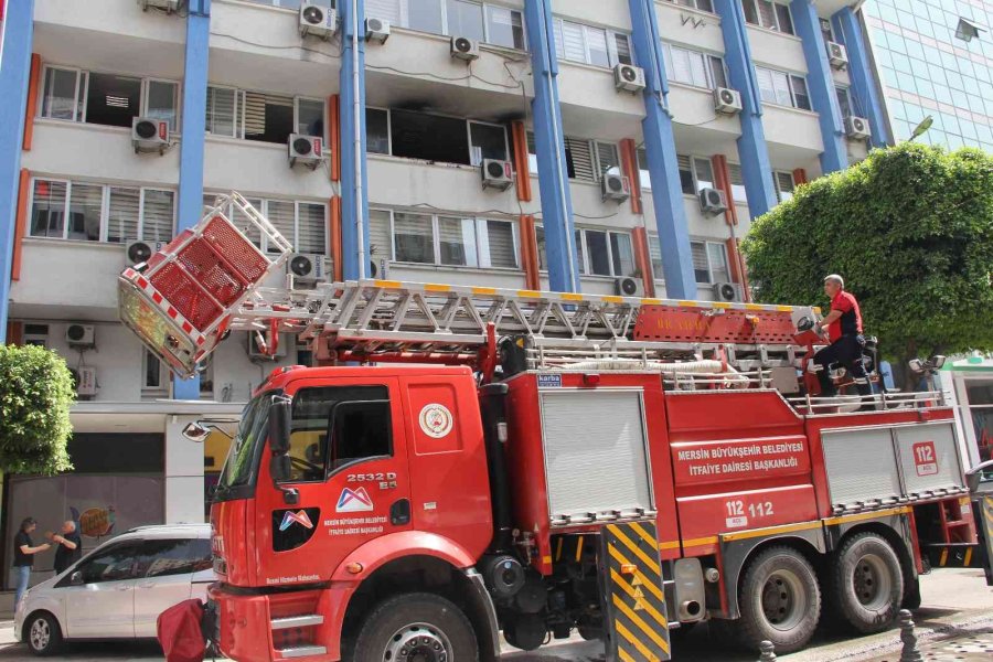 Mersin’de Belediye Binasında Çıkan Yangın Korkuttu