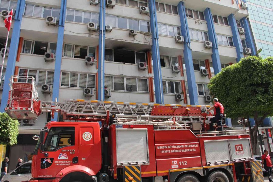 Mersin’de Belediye Binasında Çıkan Yangın Korkuttu