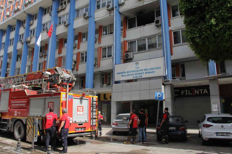 Mersin’de Belediye Binasında Çıkan Yangın Korkuttu