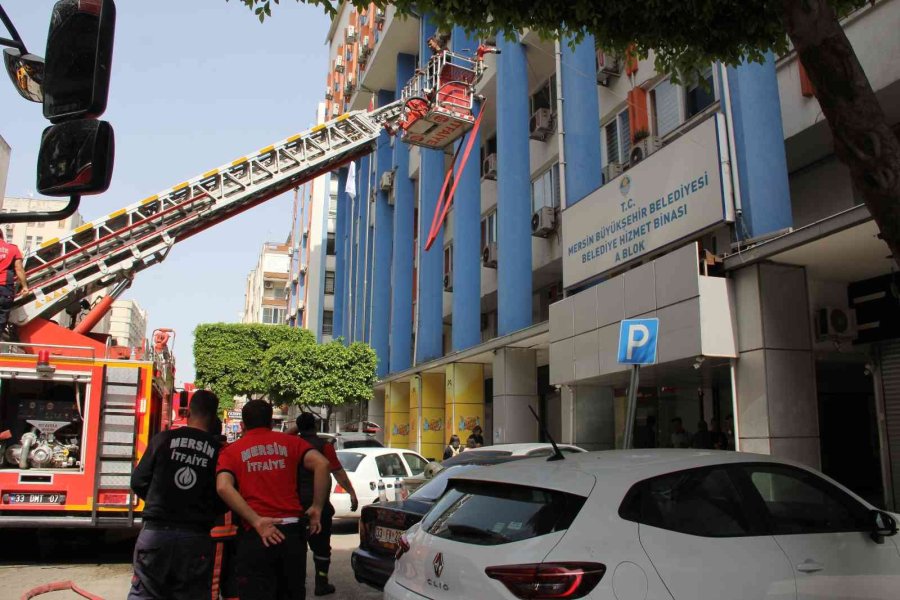 Mersin’de Belediye Binasında Çıkan Yangın Korkuttu
