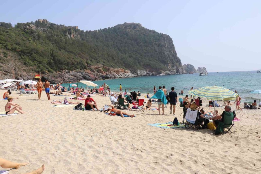 Alanya Plajları Bayram Tatilinde Yerli Yabancı Akınına Uğradı