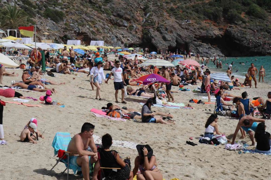 Alanya Plajları Bayram Tatilinde Yerli Yabancı Akınına Uğradı