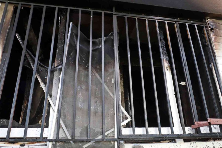 Yangında 2 Çocuğu Dumandan Etkilenen Anne Gözyaşlarını Tutamadı