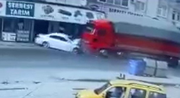 Otomobil Karşı Şeride Geçerek Tır İle Çarpıştı: 1 Ölü,1 Yaralı