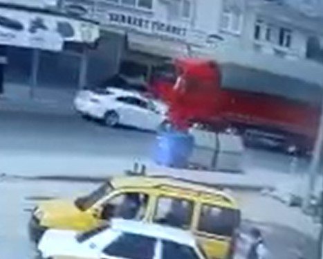 Otomobil Karşı Şeride Geçerek Tır İle Çarpıştı: 1 Ölü,1 Yaralı