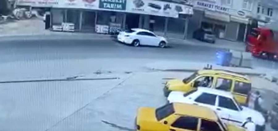 Otomobil Karşı Şeride Geçerek Tır İle Çarpıştı: 1 Ölü,1 Yaralı