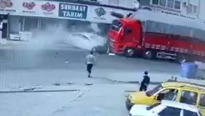 Otomobil Karşı Şeride Geçerek Tır İle Çarpıştı: 1 Ölü,1 Yaralı