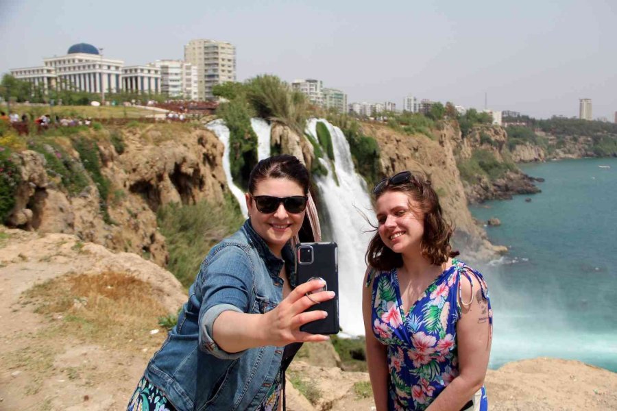 Antalya’nın Dünyaca Ünlü Düden Şelalesi’nde Ramazan Bayramı Yoğunluğu