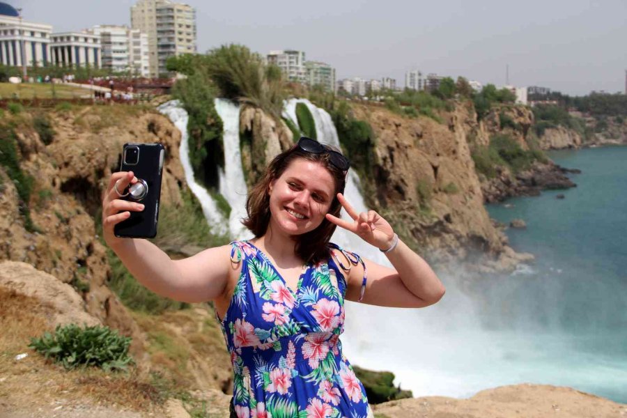 Antalya’nın Dünyaca Ünlü Düden Şelalesi’nde Ramazan Bayramı Yoğunluğu