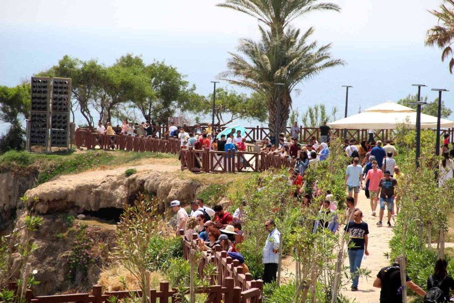 Antalya’nın Dünyaca Ünlü Düden Şelalesi’nde Ramazan Bayramı Yoğunluğu