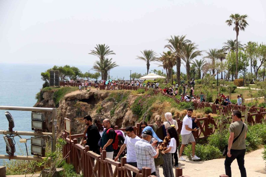 Antalya’nın Dünyaca Ünlü Düden Şelalesi’nde Ramazan Bayramı Yoğunluğu