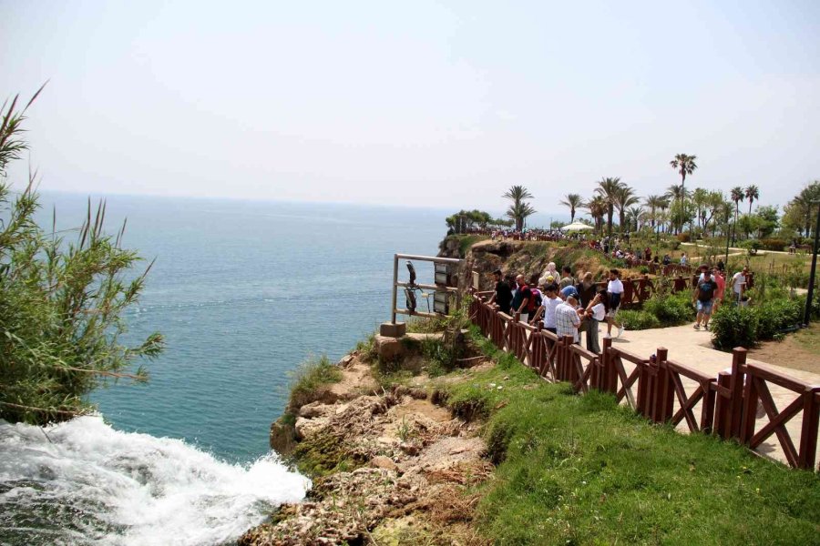 Antalya’nın Dünyaca Ünlü Düden Şelalesi’nde Ramazan Bayramı Yoğunluğu