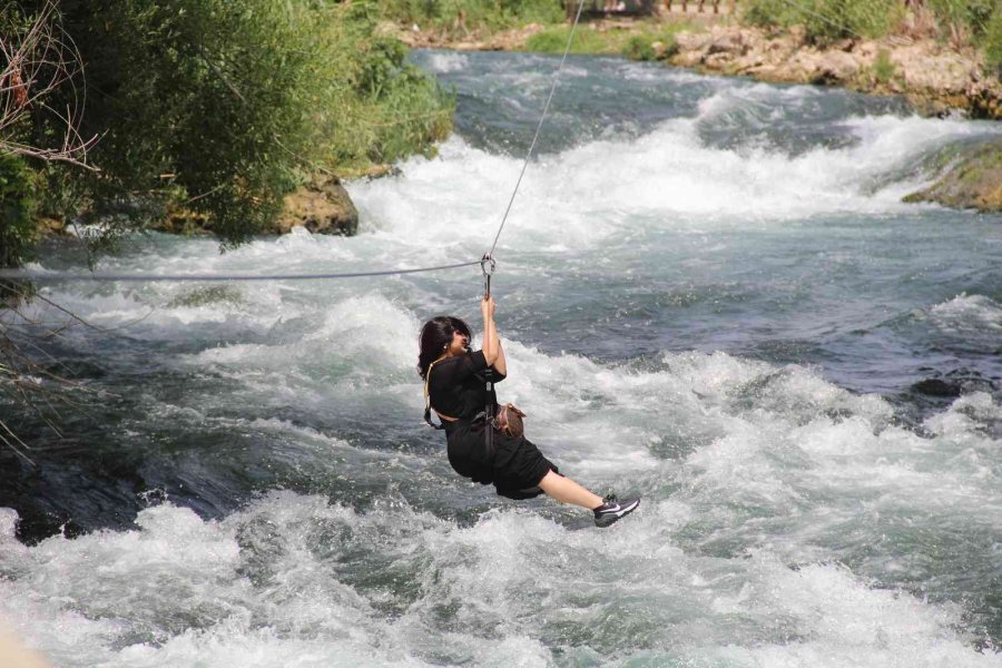 Antalya’nın Dünyaca Ünlü Düden Şelalesi’nde Ramazan Bayramı Yoğunluğu