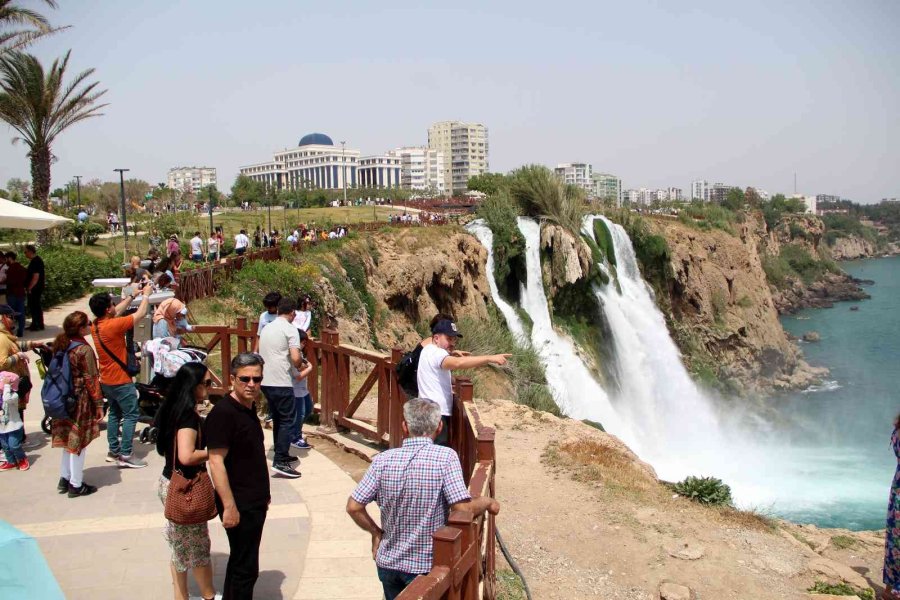 Antalya’nın Dünyaca Ünlü Düden Şelalesi’nde Ramazan Bayramı Yoğunluğu