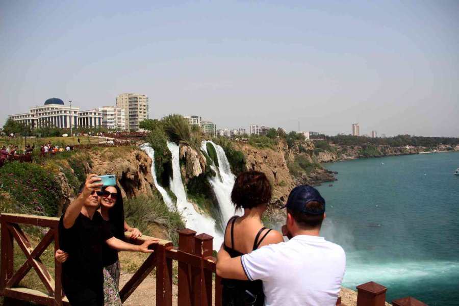 Antalya’nın Dünyaca Ünlü Düden Şelalesi’nde Ramazan Bayramı Yoğunluğu