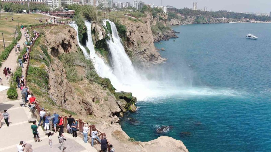 Antalya’nın Dünyaca Ünlü Düden Şelalesi’nde Ramazan Bayramı Yoğunluğu