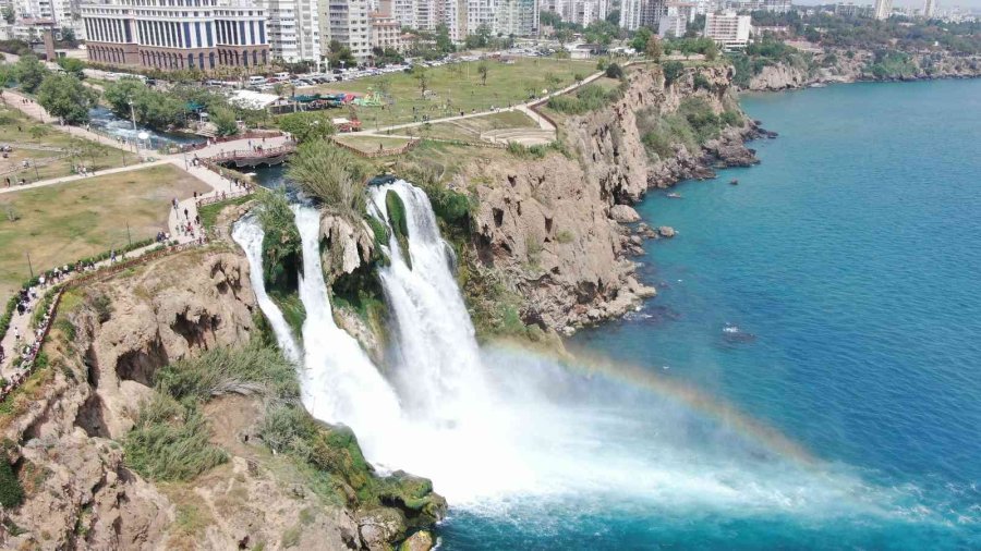 Antalya’nın Dünyaca Ünlü Düden Şelalesi’nde Ramazan Bayramı Yoğunluğu