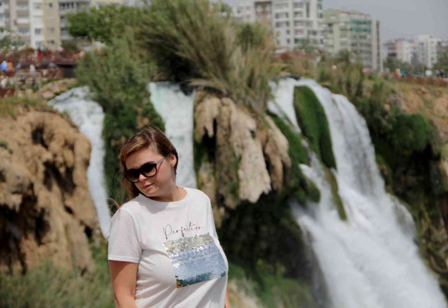 Antalya’nın Dünyaca Ünlü Düden Şelalesi’nde Ramazan Bayramı Yoğunluğu