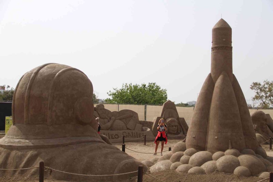 ’uzay Macerası’ Temalı Kum Heykellere Yoğun İlgi
