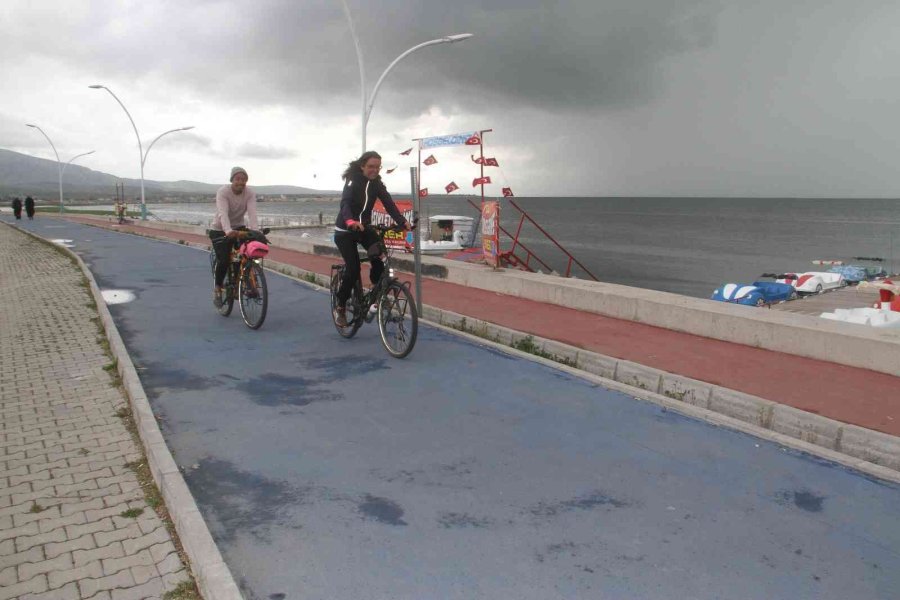 Alman Ve Çinli Çift, 7 Bin 300 Kilometre Pedal Çevirerek Türkiye’ye Geldi