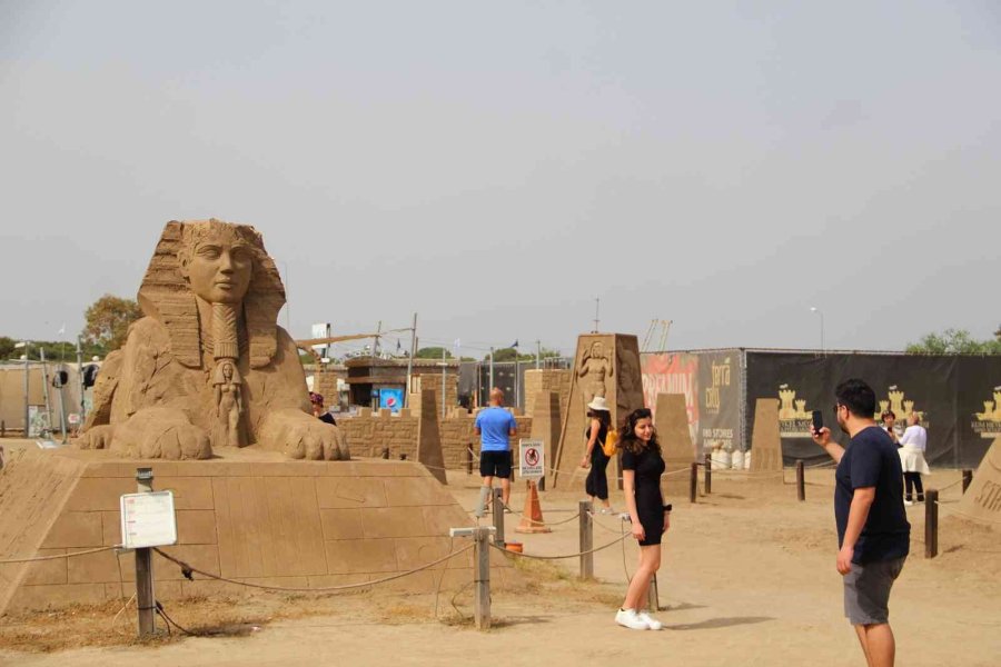 ’uzay Macerası’ Temalı Kum Heykellere Yoğun İlgi