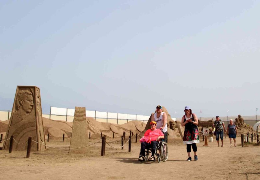 ’uzay Macerası’ Temalı Kum Heykellere Yoğun İlgi