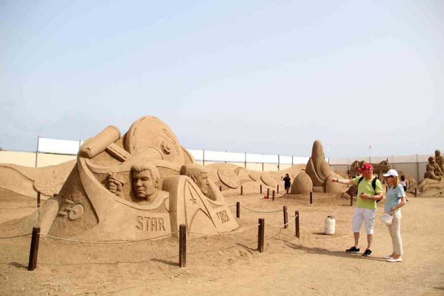 ’uzay Macerası’ Temalı Kum Heykellere Yoğun İlgi