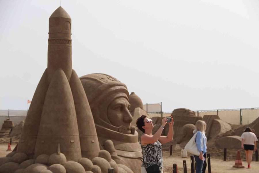 ’uzay Macerası’ Temalı Kum Heykellere Yoğun İlgi